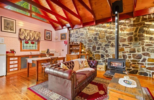 Mount Dandenong Cabina | StayAU Owls Croft Picturesque Cottage Valley View