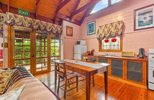 Mount Dandenong Cabina | StayAU Owls Croft Picturesque Cottage Valley View