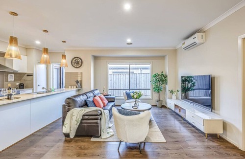 Pakenham Casa | StayAU Pakenham 5 BRM Hidden Oasis Pet-friendly