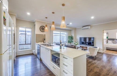 Pakenham Casa | StayAU Pakenham 5 BRM Hidden Oasis Pet-friendly
