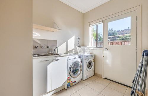 Pakenham Casa | StayAU Pakenham 5 BRM Hidden Oasis Pet-friendly