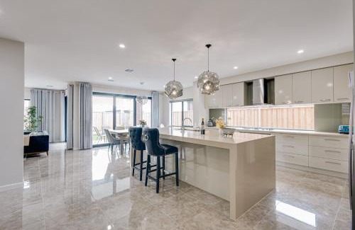 Mambourin Casa | StayAU Spacious 6BR House with Pool Table Urban Home