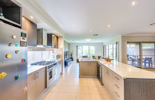 Point Cook Casa | StayAU Spacious Stay Point Cook