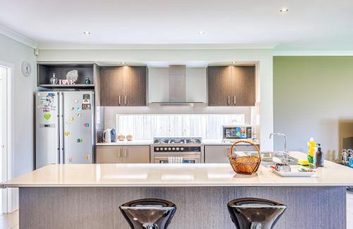 Point Cook Casa | StayAU Spacious Stay Point Cook