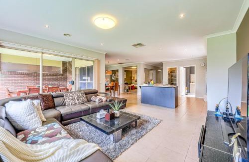 Point Cook Casa | StayAU Spacious Stay Point Cook
