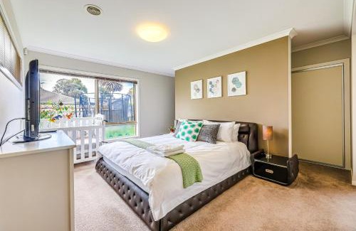 Point Cook Casa | StayAU Spacious Stay Point Cook