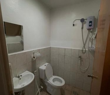 Diliman Apartamento | Staycation NETFLIX WIFI THOUSAND CABLE CHANNELS GAMES AND BOARD GAMES FIBER NET COZY COMFY STAY RELAX