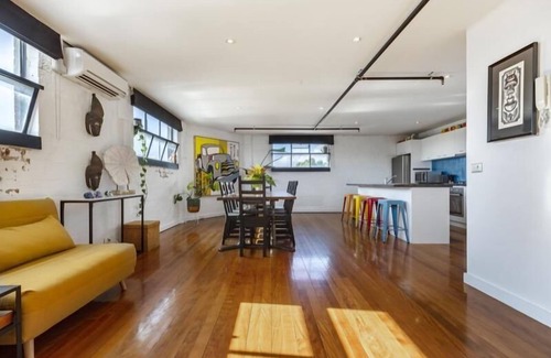 Collingwood North Apartamento | Almacén Loft convertido con aire acondicionado, baño, estacionamiento, estudio y terraza en la azotea.