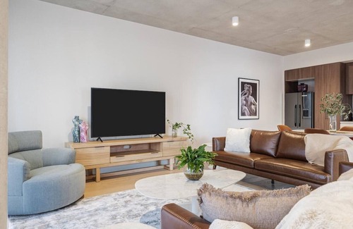 Fitzroy Apartamento | StayCentral - George Street@Fitzroy - George St, Fitzroy - 2 Bedrooms, 3 Beds,1 Bathrooms, 1 Secure undercover parking spot.