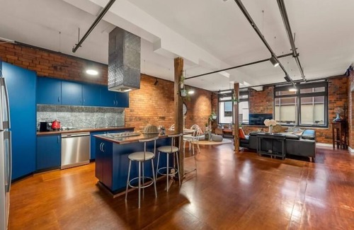 Melbourne Central Business District Apartamento | StayCentral - Heritage Warehouse Retreat Melbourne CBD - - 2 Bedrooms, 2 Beds, 2 Bathrooms, Parking available nearby for a small fee for stays 10 nights or more.