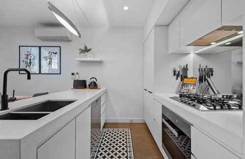 Northcote Apartamento | StayCentral - Northcote Townhouse with Study - Campbell Grove, Northcote - 2 Bedrooms, 3 Beds, 2 Bathrooms, 1 secure undercover parking spot.