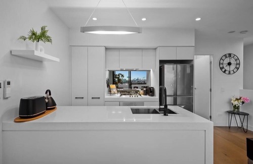 Northcote Apartamento | StayCentral - Northcote Townhouse with Study - Campbell Grove, Northcote - 2 Bedrooms, 3 Beds, 2 Bathrooms, 1 secure undercover parking spot.
