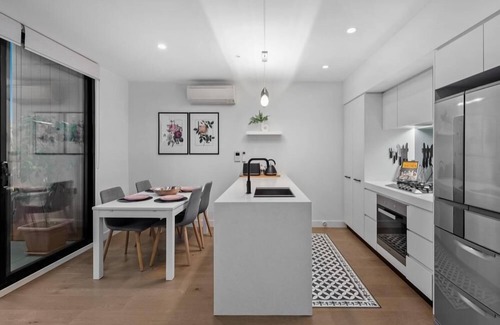 Northcote Apartamento | StayCentral - Northcote Townhouse with Study - Campbell Grove, Northcote - 2 Bedrooms, 3 Beds, 2 Bathrooms, 1 secure undercover parking spot.