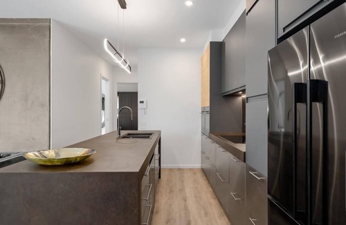 Prahran Apartamento | StayCentral - Prahran Penthouse - Mount St, Prahran - 2 Bedrooms, 2 Beds, 2 Bathrooms, 1 secure parking spot and a permit for street parking.