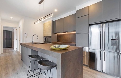 Prahran Apartamento | StayCentral - Prahran Penthouse - Mount St, Prahran - 2 Bedrooms, 2 Beds, 2 Bathrooms, 1 secure parking spot and a permit for street parking.