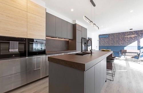 Prahran Apartamento | StayCentral - Prahran Penthouse - Mount St, Prahran - 2 Bedrooms, 2 Beds, 2 Bathrooms, 1 secure parking spot and a permit for street parking.
