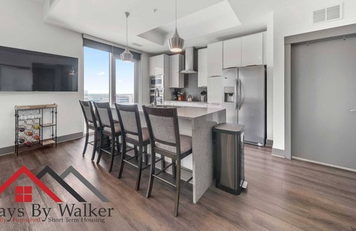 Second Ward Condominio | StaysByWalker 3BR Lux Uptown | Spa/Gym/KingBed