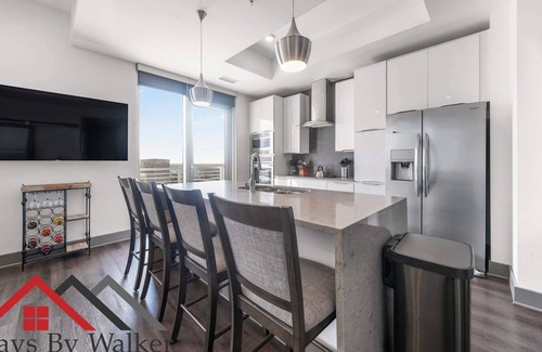 Second Ward Condominio | StaysByWalker 3BR Lux Uptown | Spa/Gym/KingBed