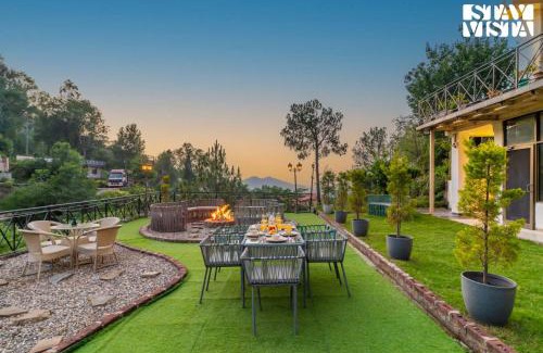 Kasauli Villa | StayVista at Dream Haus with Lawn, Jacuzzi, WiFi