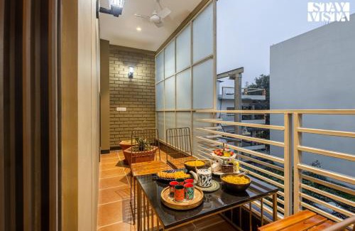 Mahmoorganj Apartamento | StayVista at Sunrise Apartment with Heater, WiFi