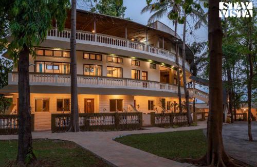 Gaulwadi Complejo | StayVista at Swirl & Splash with Pool, Lawn, Wi-Fi