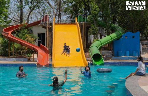 Gaulwadi Complejo | StayVista at Swirl & Splash with Pool, Lawn, Wi-Fi