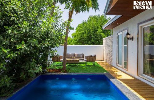 Karjat Complejo | StayVista at The Five Oaks - Private Pool Cottages