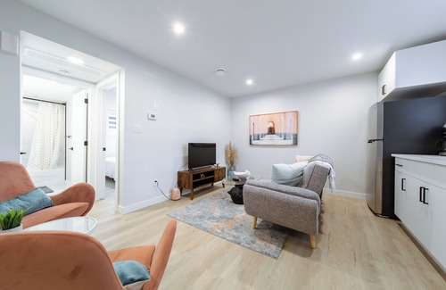 Jasper Place Casa | Steamy Romantic Basement Suite King Bed Wifi Netflix