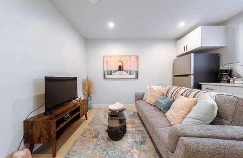 Jasper Place Casa | Steamy Romantic Basement Suite King Bed Wifi Netflix