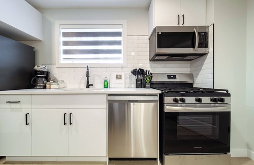 Jasper Place Casa | Steamy Romantic Basement Suite King Bed Wifi Netflix