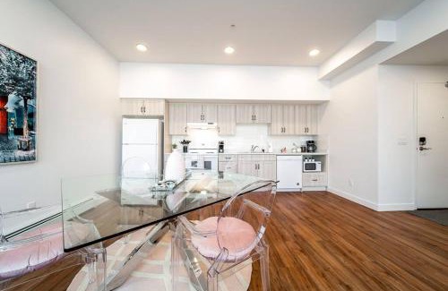 West Edmonton Apartamento | Steamy Romantic Greek Corneer Suite King U/G Wifi