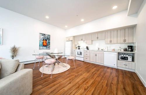 West Edmonton Apartamento | Steamy Romantic Greek Corneer Suite King U/G Wifi