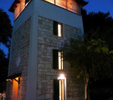 Dorida Casa | Steinturm mit Dach-Terrasse zwischen Fluß, Meer und Gebirge- Spiti Pirgos
