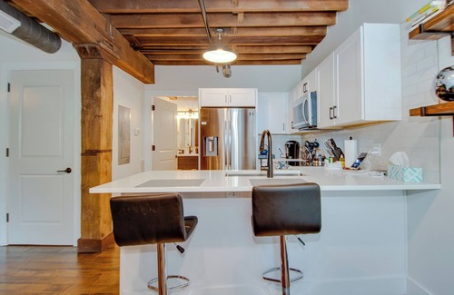 Hillwood Condominio | Stellar Condo | Sleeps 4 | 10 mins from Broadway!