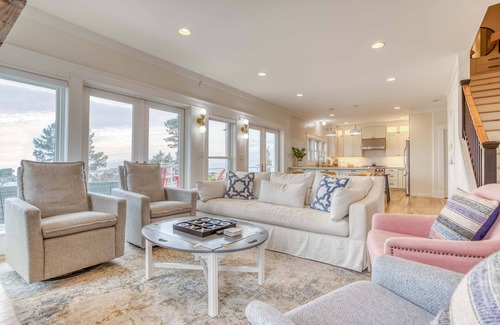 Lincoln City Casa | Stellar Ocean and Bay Views, Chef’s Kitchen, Hot Tub and 4 Luxurious Bedrooms!