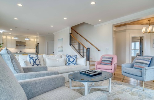 Lincoln City Casa | Stellar Ocean and Bay Views, Chef’s Kitchen, Hot Tub and 4 Luxurious Bedrooms!