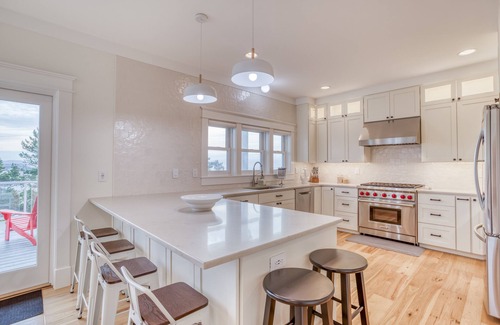 Lincoln City Casa | Stellar Ocean and Bay Views, Chef’s Kitchen, Hot Tub and 4 Luxurious Bedrooms!