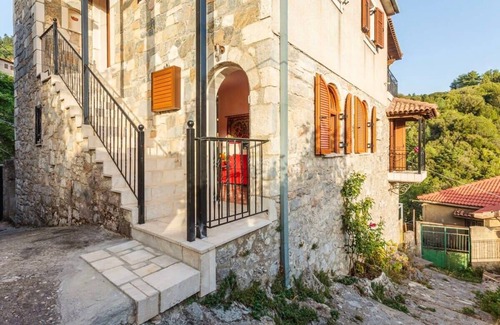 Trikolonoi Apartamento | Stemnitsa Stone Residence - Cosy Mountain Escape