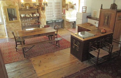 Verteuil-sur-Charente Casa | Retroceda en el tiempo, hermosa propiedad de pueblo restaurada en el centro de Verteuil.