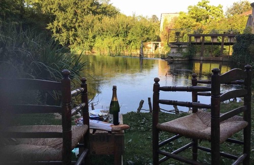 Verteuil-sur-Charente Casa | Retroceda en el tiempo, hermosa propiedad de pueblo restaurada en el centro de Verteuil.