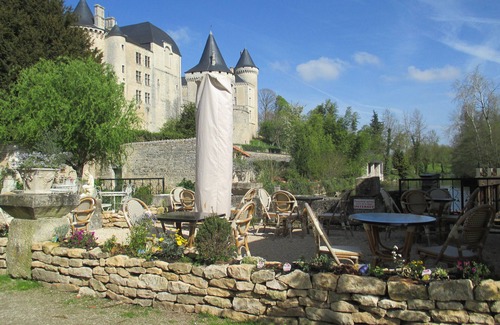 Verteuil-sur-Charente Casa | Retroceda en el tiempo, hermosa propiedad de pueblo restaurada en el centro de Verteuil.