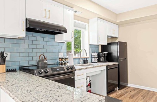 Roseville Casa | Step-Free 1BR in Roseville | King Bed | End Unit