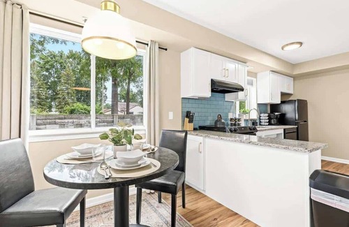 Roseville Casa | Step-Free 1BR in Roseville | King Bed | End Unit