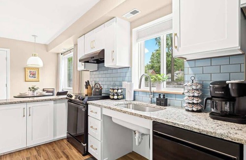 Roseville Casa | Step-Free 1BR in Roseville | King Bed | End Unit