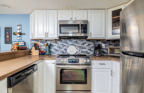 Townsend Condominio | Step from the patio into the Little River. Walking distance to AWESOME!