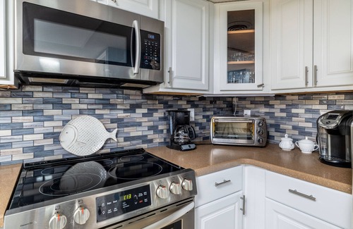 Townsend Condominio | Step from the patio into the Little River. Walking distance to AWESOME!