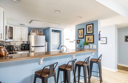 Townsend Condominio | Step from the patio into the Little River. Walking distance to AWESOME!