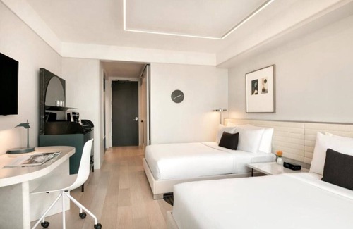 Williamsburg Casa | Step into our vibrant room located among the charming residential !