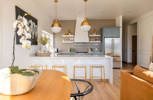 Sitka Apartamento | Step into The Ressa suite, where luxury meets comfort.