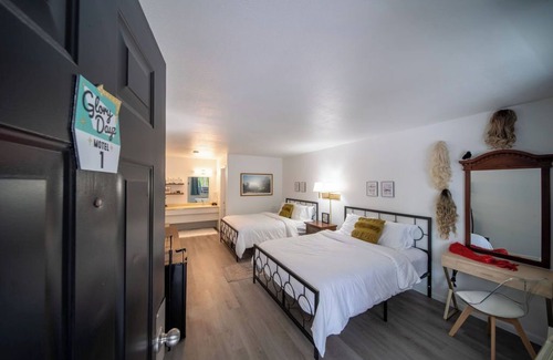 Eureka Springs Historic District Complejo | Step into the The Crows Have Eyes Room!